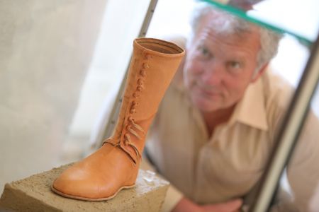 „Auf großem Fuß leben“ (Foto: Oliver Krato für das Kreismuseum Wewelsburg)